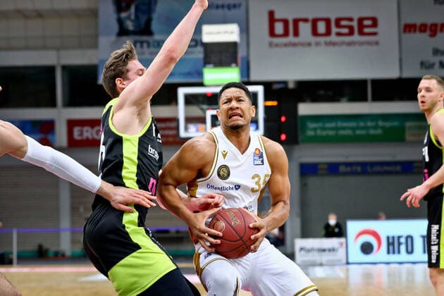 35 Karim Jallow (Loewen) 23 David Walker (medi) medi Bayreuth , Saison 2020 21 , Hauptrunde ; Spieltag 30; 24.04.2021 ; Basketball Loewen Braunschweig Copyright: xEibner-Pressefotox Ochsx EP_tos