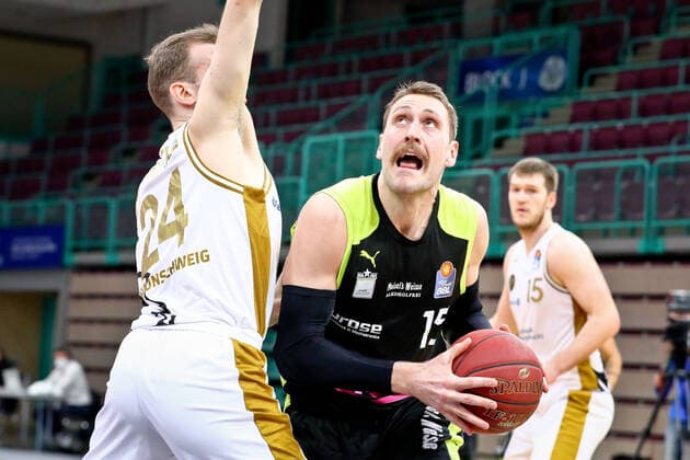 15 Matthew Tiby (medi) 24 Arnas VeliÄka (Loewen) medi Bayreuth , Saison 2020 21 , Hauptrunde ; Spieltag 30; 24.04.2021 ; Basketball Loewen Braunschweig Copyright: xEibner-Pressefotox Ochsx EP_tos