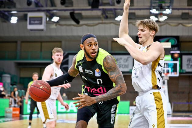 0 Dererk Pardon (medi) 12 Jannik Göttsche (Loewen) medi Bayreuth , Saison 2020 21 , Hauptrunde ; Spieltag 30; 24.04.2021 ; Basketball Loewen Braunschweig Copyright: xEibner-Pressefotox Ochsx EP_tos