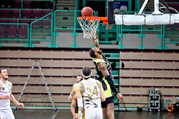 0 Dererk Pardon (medi) 34 Gavin Schilling (Loewen) medi Bayreuth , Saison 2020 21 , Hauptrunde ; Spieltag 30; 24.04.2021 ; Basketball Loewen Braunschweig Copyright: xEibner-Pressefotox Ochsx EP_tos