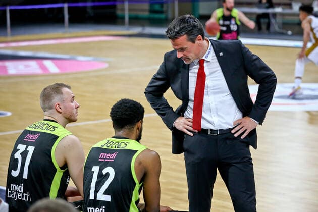 12 Jones Lazeric (medi) 31 Osvaldas Olisevicius (medi) HC Raoul Korner (medi) medi Bayreuth , Saison 2020 21 , Hauptrunde ; Spieltag 30; 24.04.2021 ; Basketball Loewen Braunschweig Copyright: xEibner-Pressefotox Ochsx EP_tos
