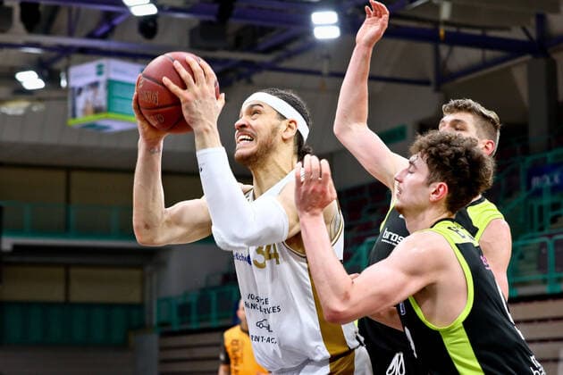 11 Andreas Seiferth (medi) 9 Kay Bruhnke (medi) 34 Gavin Schilling (Loewen) medi Bayreuth , Saison 2020 21 , Hauptrunde ; Spieltag 30; 24.04.2021 ; Basketball Loewen Braunschweig Copyright: xEibner-Pressefotox Ochsx EP_tos