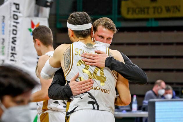 34 Gavin Schilling (Loewen) 7 Lukas Meisner (Loewen) medi Bayreuth , Saison 2020 21 , Hauptrunde ; Spieltag 30; 24.04.2021 ; Basketball Loewen Braunschweig Copyright: xEibner-Pressefotox Ochsx EP_tos