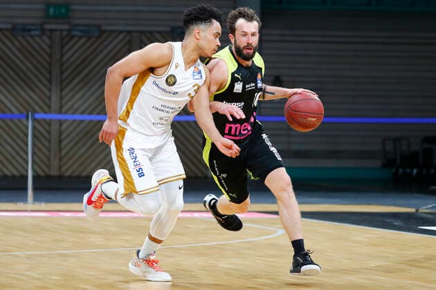 30. Spieltag der easyCredit BBL Basketball Bundesliga am 24.April 2021 in der Oberfrankenhalle in Bayreuth Bayern Deutschland Saison 2020-2021 Medi Bayreuth gegen Basketball Löwen Braunschweig Bastian Doreth (Medi Bayreuth 10) rechts Garai Zeeb (Basketball Löwen Braunschweig 3) links