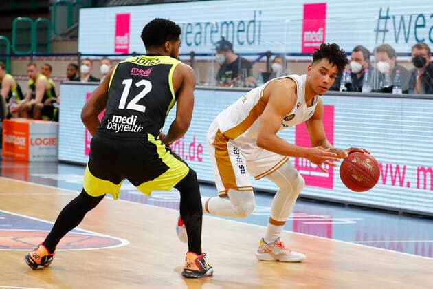 30. Spieltag der easyCredit BBL Basketball Bundesliga am 24.April 2021 in der Oberfrankenhalle in Bayreuth Bayern Deutschland Saison 2020-2021 Medi Bayreuth gegen Basketball Löwen Braunschweig Lazeric Jones (Medi Bayreuth 12) links Garai Zeeb (Basketball Löwen Braunschweig 3) rechts