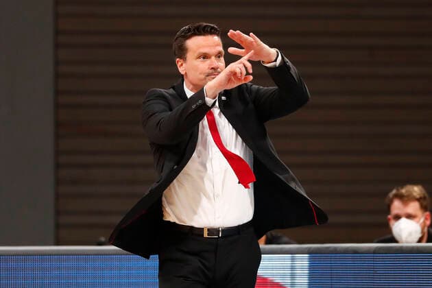 30. Spieltag der easyCredit BBL Basketball Bundesliga am 24.April 2021 in der Oberfrankenhalle in Bayreuth Bayern Deutschland Saison 2020-2021 Medi Bayreuth gegen Basketball Löwen Braunschweig Raoul Korner (Medi Bayreuth) Trainer