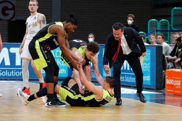 30. Spieltag der easyCredit BBL Basketball Bundesliga am 24.April 2021 in der Oberfrankenhalle in Bayreuth Bayern Deutschland Saison 2020-2021 Medi Bayreuth gegen Basketball Löwen Braunschweig Frank Bartley (Medi Bayreuth 24) links Kay Bruhnke (Medi Bayreuth 9) 2.v. links Philip Jalalpoor (Medi Bayreuth 7) mitte Raoul Korner (Medi Bayreuth) Trainer rechts