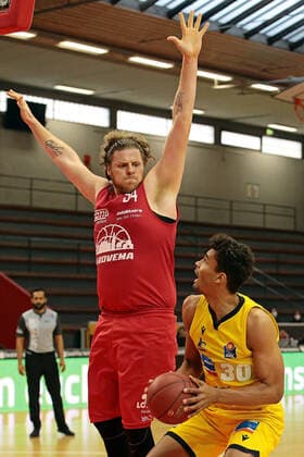 24.04.2021, xovx, Basketball BBL, JobStairs Gießen 46ers - MHP RIESEN Ludwigsburg v.l. John Bryant (Gießen 46ers), Oscar da Silva (MHP Riesen Ludwigsburg) Gießen Sporthalle Gießen-Ost Hessen Deutschland (DE)