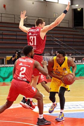 24.04.2021, xovx, Basketball BBL, JobStairs Gießen 46ers - MHP RIESEN Ludwigsburg v.l. Isaac Hamilton (Gießen 46ers), Scottie James Jr. (Gießen 46ers), Yorman Polas Bartolo (MHP Riesen Ludwigsburg) Gießen Sporthalle Gießen-Ost Hessen Deutschland (DE)
