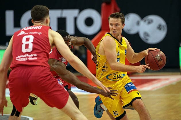 24.04.2021, xovx, Basketball BBL, JobStairs Gießen 46ers - MHP RIESEN Ludwigsburg v.l. Alen Pjanic (Gießen 46ers), Jonathan Stark (Gießen 46ers), Jordan Hulls (MHP Riesen Ludwigsburg) Gießen Sporthalle Gießen-Ost Hessen Deutschland (DE)