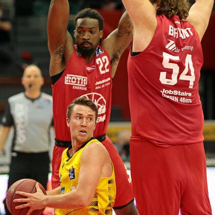 24.04.2021, xovx, Basketball BBL, JobStairs Gießen 46ers - MHP RIESEN Ludwigsburg v.l. Jordan Hulls (MHP Riesen Ludwigsburg), Chad Brown (Gießen 46ers), John Bryant (Gießen 46ers) Gießen Sporthalle Gießen-Ost Hessen Deutschland (DE)