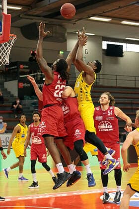 24.04.2021, xovx, Basketball BBL, JobStairs Gießen 46ers - MHP RIESEN Ludwigsburg v.l. Diante Garrett (Gießen 46ers), Chad Brown (Gießen 46ers), Ferdinand Zylka (Gießen 46ers), Jaleen Smith (MHP Riesen Ludwigsburg), John Bryant (Gießen 46ers) Gießen Sporthalle Gießen-Ost Hessen Deutschland (DE)