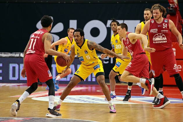 24.04.2021, xovx, Basketball BBL, JobStairs Gießen 46ers - MHP RIESEN Ludwigsburg v.l. Diante Garrett (Gießen 46ers), Jordan Hulls (MHP Riesen Ludwigsburg), Barry Brown Jr. (MHP Riesen Ludwigsburg), Desi Rodriguez (MHP Riesen Ludwigsburg), Scottie James Jr. (Gießen 46ers), Jonas Wohlfarth-Bottermann (MHP Riesen Ludwigsburg), John Bryant (Gießen 46ers) Gießen Sporthalle Gießen-Ost Hessen Deutschland (DE)