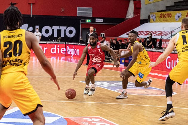 easyCredit Basketball Bundesliga; JobStairs Giessen 46ers - MHP RIESEN Ludwigsburg, 24.04.21 Jonathan Stark ( 1 Giessen 46ers), Jaleen Smith ( 3 MHP RIESEN Ludwigsburg) Sporthalle Giessen-Ost Giessen, 24.04.21 Copyright: xBEAUTIFULxSPORTS Roeczeyx
