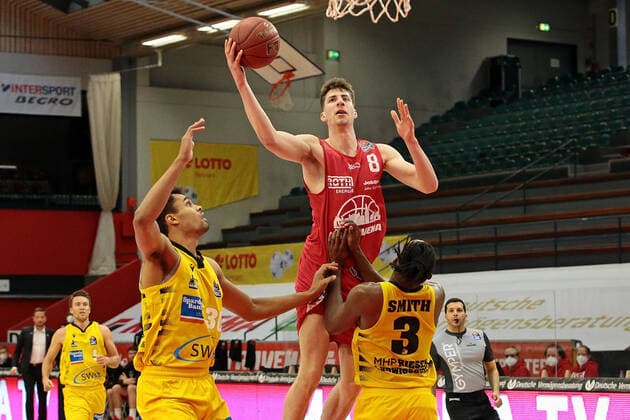 24.04.2021, xovx, Basketball BBL, JobStairs Gießen 46ers - MHP RIESEN Ludwigsburg v.l. Oscar da Silva (MHP Riesen Ludwigsburg), Alen Pjanic (Gießen 46ers), Jaleen Smith (MHP Riesen Ludwigsburg) Gießen Sporthalle Gießen-Ost Hessen Deutschland (DE)