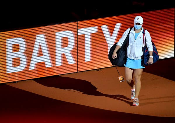 Ashleigh Barty (AUS) betritt den Centre-Court Bandenwerbung mit Name Finale Tennis Damen Porsche-Cup Porsche Tennis Grand Prix GP Stuttgart 2021 Porsche-Arena 25.04.2021 Porsche Tennis Grand Prix Stuttgart 2021