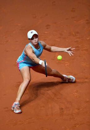 Ashleigh Barty (AUS) Aktion Finale Tennis Damen Porsche-Cup Porsche Tennis Grand Prix GP Stuttgart 2021 Porsche-Arena 25.04.2021 Porsche Tennis Grand Prix Stuttgart 2021