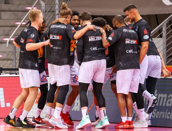 Chemnitz macht sich fertig, Einstimmen aufs Spiel, Telekom Baskets Bonn vs. Niners Chemnitz, Basketball, 1. Easy Credit- Bundesliga, 30. Spieltag, 25.04.2021, Telekom Baskets Bonn vs. Niners Chemnitz, Basketball, 1. Easy Credit- Bundesliga, 30. Spieltag, 25.04.2021, Foto: EIBNER Joerg Niebergall Bonn Copyright: xJoergxNiebergall Eibner-Pressefox EP_JNL