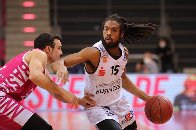 Bonn, Deutschland, 25.04.2021, Telekom Dome, Basketball, BBL, Telekom Baskets Bonn vs Niners Chemnitz: Anthony DiLeo (Bonn) und Marcus Thornton (Chemnitz) (