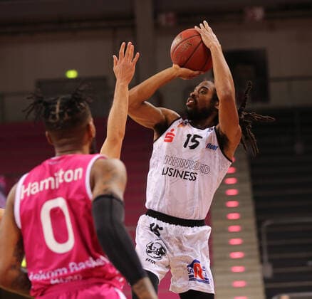 Bonn, Deutschland, 25.04.2021, Telekom Dome, Basketball, BBL, Telekom Baskets Bonn vs Niners Chemnitz: Alex Hamilton (Bonn) und Marcus Thornton (Chemnitz) (