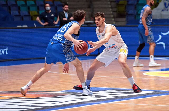 25.04.2021, xovx, Basketball BBL, Frankfurt Skyliners - Mitteldeutscher Basketball Club v.l. Joe Rahon (Fraport Skyliners Frankfurt), Marko Krstanovic (Syntainics Mitteldeutscher BC Weißenfels) emspor Frankfurt