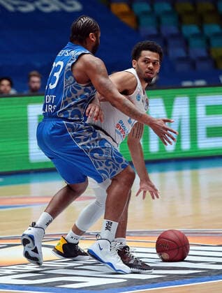 25.04.2021, xovx, Basketball BBL, Frankfurt Skyliners - Mitteldeutscher Basketball Club v.l. Quantez Robertson (Fraport Skyliners Frankfurt), Quinton Hooker (Syntainics Mitteldeutscher BC Weißenfels) emspor Frankfurt