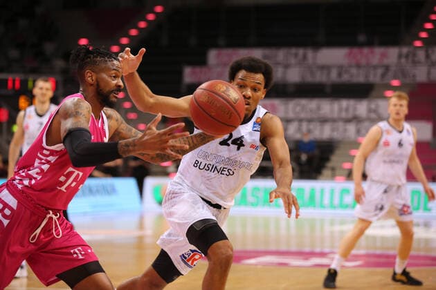 Bonn, Deutschland, 25.04.2021, Telekom Dome, Basketball, BBL, Telekom Baskets Bonn vs Niners Chemnitz: Alex Hamilton (Bonn) und George King (Chemnitz) (