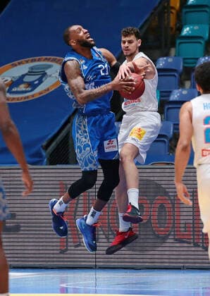 25.04.2021, xovx, Basketball BBL, Frankfurt Skyliners - Mitteldeutscher Basketball Club v.l. Kamari Murphy (Fraport Skyliners Frankfurt), Nemanja Nadjfji (Syntainics Mitteldeutscher BC Weißenfels) emspor Frankfurt