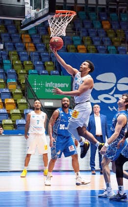 25.04.2021, xovx, Basketball BBL, Frankfurt Skyliners - Mitteldeutscher Basketball Club v.l. Sergio Kerusch (Syntainics Mitteldeutscher BC Weißenfels), Quantez Robertson (Fraport Skyliners Frankfurt), Quinton Hooker (Syntainics Mitteldeutscher BC Weißenfels), Joe Rahon (Fraport Skyliners Frankfurt), emspor Frankfurt