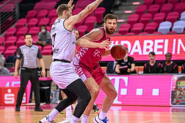 easyCredit BBL, Telekom Baskets Bonn vs. NINERS Chemnitz, 25.04.2021 Leon Kratzer (Telekom Baskets Bonn 21), easyCredit BBL, Telekom Baskets Bonn vs. NINERS Chemnitz am 25.04.2021 im Telekom Dome Bonn, Bonn (Nordrhein-Westfalen) Copyright: xBEAUTIFULxSPORTS Mueller-Laschetx