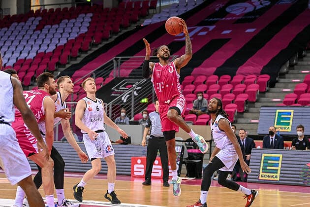 easyCredit BBL, Telekom Baskets Bonn vs. NINERS Chemnitz, 25.04.2021 Alex Hamilton (Telekom Baskets Bonn 0), easyCredit BBL, Telekom Baskets Bonn vs. NINERS Chemnitz am 25.04.2021 im Telekom Dome Bonn, Bonn (Nordrhein-Westfalen) Copyright: xBEAUTIFULxSPORTS Mueller-Laschetx