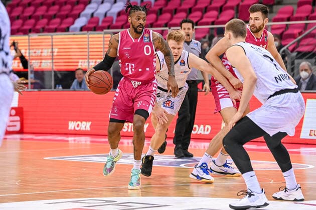 easyCredit BBL, Telekom Baskets Bonn vs. NINERS Chemnitz, 25.04.2021 Alex Hamilton (Telekom Baskets Bonn 0), easyCredit BBL, Telekom Baskets Bonn vs. NINERS Chemnitz am 25.04.2021 im Telekom Dome Bonn, Bonn (Nordrhein-Westfalen) Copyright: xBEAUTIFULxSPORTS Mueller-Laschetx
