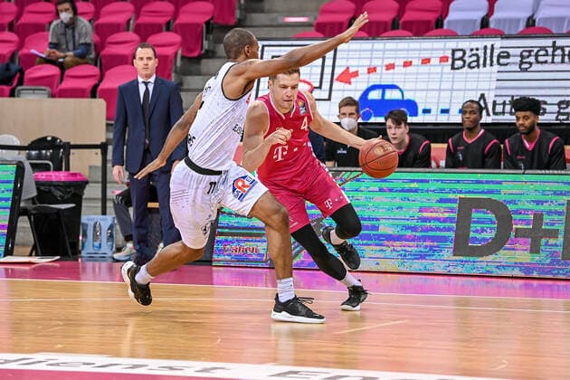 easyCredit BBL, Telekom Baskets Bonn vs. NINERS Chemnitz, 25.04.2021 Strahinja Micovic (Telekom Baskets Bonn 4), easyCredit BBL, Telekom Baskets Bonn vs. NINERS Chemnitz am 25.04.2021 im Telekom Dome Bonn, Bonn (Nordrhein-Westfalen) Copyright: xBEAUTIFULxSPORTS Mueller-Laschetx
