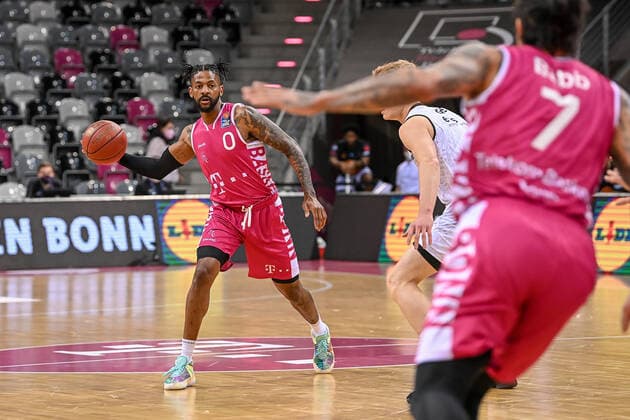 easyCredit BBL, Telekom Baskets Bonn vs. NINERS Chemnitz, 25.04.2021 Alex Hamilton (Telekom Baskets Bonn 0), easyCredit BBL, Telekom Baskets Bonn vs. NINERS Chemnitz am 25.04.2021 im Telekom Dome Bonn, Bonn (Nordrhein-Westfalen) Copyright: xBEAUTIFULxSPORTS Mueller-Laschetx