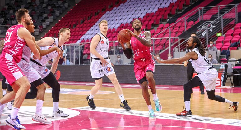 Alex Hamilton (TB Bonn ) und Luis Figge (Niners Chemnitz 6), Telekom Baskets Bonn vs. Niners Chemnitz, Basketball, 1. Easy Credit- Bundesliga, 30. Spieltag, 25.04.2021, Telekom Baskets Bonn vs. Niners Chemnitz, Basketball, 1. Easy Credit- Bundesliga, 30. Spieltag, 25.04.2021, Foto: EIBNER Joerg Niebergall Bonn Copyright: xJoergxNiebergall Eibner-Pressefox EP_JNL
