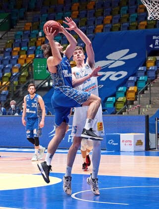 25.04.2021, xovx, Basketball BBL, Frankfurt Skyliners - Mitteldeutscher Basketball Club v.l. Marco Völler (Fraport Skyliners Frankfurt), Philipp Hartwich (Syntainics Mitteldeutscher BC Weißenfels) emspor Frankfurt