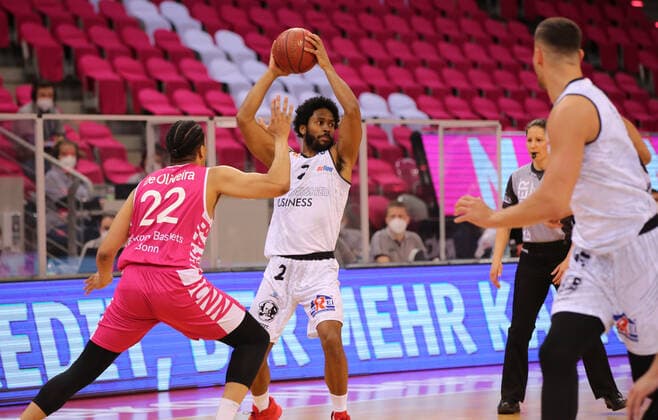 Bonn, Deutschland, 25.04.2021, Telekom Dome, Basketball, BBL, Telekom Baskets Bonn vs Niners Chemnitz: Gabriel de Oliveira (Bonn) und Terrell Harris (Chemnitz) (