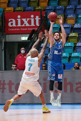 25.04.2021, xovx, Basketball BBL, Frankfurt Skyliners - Mitteldeutscher Basketball Club v.l. Sergio Kerusch (Syntainics Mitteldeutscher BC Weißenfels), Rasheed Moore (Fraport Skyliners Frankfurt) emspor Frankfurt