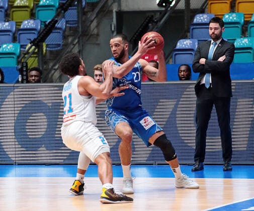 25.04.2021, xovx, Basketball BBL, Frankfurt Skyliners - Mitteldeutscher Basketball Club v.l. Quinton Hooker (Syntainics Mitteldeutscher BC Weißenfels), Rasheed Moore (Fraport Skyliners Frankfurt) emspor Frankfurt