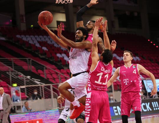 Bonn, Deutschland, 25.04.2021, Telekom Dome, Basketball, BBL, Telekom Baskets Bonn vs Niners Chemnitz: Terrell Harris (Chemnitz) und Anthony DiLeo (Bonn) (