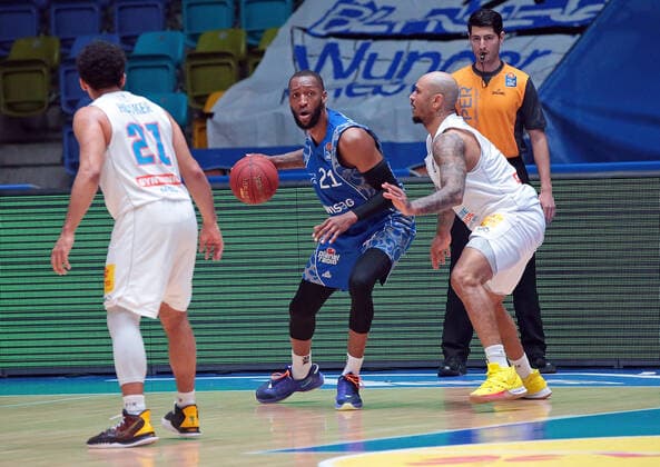 25.04.2021, xovx, Basketball BBL, Frankfurt Skyliners - Mitteldeutscher Basketball Club v.l. Quinton Hooker (Syntainics Mitteldeutscher BC Weißenfels), Kamari Murphy (Fraport Skyliners Frankfurt), Sergio Kerusch (Syntainics Mitteldeutscher BC Weißenfels) emspor Frankfurt