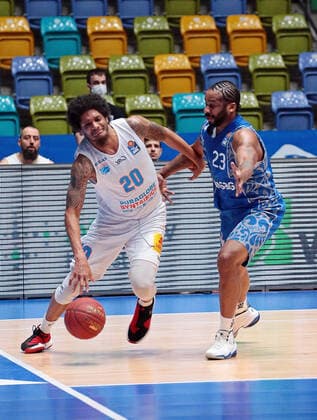 25.04.2021, xovx, Basketball BBL, Frankfurt Skyliners - Mitteldeutscher Basketball Club v.l. Deron Washington (Syntainics Mitteldeutscher BC Weißenfels), Quantez Robertson (Fraport Skyliners Frankfurt) emspor Frankfurt