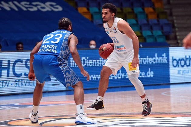 25.04.2021, xovx, Basketball BBL, Frankfurt Skyliners - Mitteldeutscher Basketball Club v.l. Quantez Robertson (Fraport Skyliners Frankfurt), Quinton Hooker (Syntainics Mitteldeutscher BC Weißenfels) emspor Frankfurt