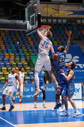 25.04.2021, xovx, Basketball BBL, Frankfurt Skyliners - Mitteldeutscher Basketball Club v.l. Quinton Hooker (Syntainics Mitteldeutscher BC Weißenfels), Deron Washington (Syntainics Mitteldeutscher BC Weißenfels), Philipp Hartwich (Syntainics Mitteldeutscher BC Weißenfels), Kamari Murphy (Fraport Skyliners Frankfurt), Quantez Robertson (Fraport Skyliners Frankfurt), Joe Rahon (Fraport Skyliners Frankfurt) emspor Frankfurt