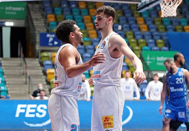 25.04.2021, xovx, Basketball BBL, Frankfurt Skyliners - Mitteldeutscher Basketball Club v.l. Jubel bei Quinton Hooker (Syntainics Mitteldeutscher BC Weißenfels) und Marko Krstanovic (Syntainics Mitteldeutscher BC Weißenfels) emspor Frankfurt