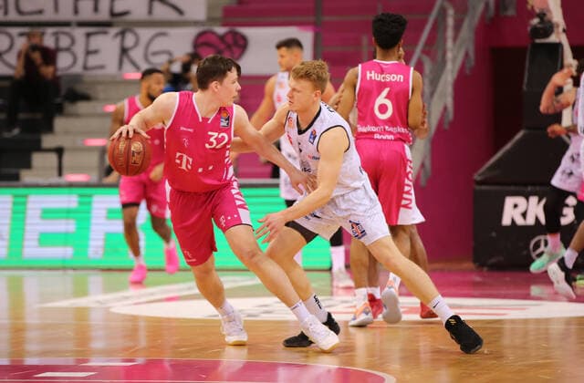 Bonn, Deutschland, 25.04.2021, Telekom Dome, Basketball, BBL, Telekom Baskets Bonn vs Niners Chemnitz: Simonas Likosius (Bonn) und Luis Figge (Chemnitz) (