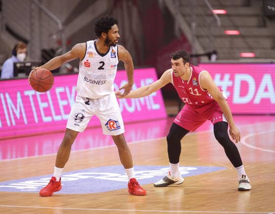 Anthony DiLeo Telekom Baskets Bonn vs. Terrell Harris NINERS Chemnitz easyCredit BBL 1. Bundesliga , Saison 2020 2021 , 30. Spieltag