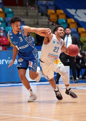 25.04.2021, xovx, Basketball BBL, Frankfurt Skyliners - Mitteldeutscher Basketball Club v.l. Maximilian Begue (Fraport Skyliners Frankfurt), Quinton Hooker (Syntainics Mitteldeutscher BC Weißenfels) emspor Frankfurt