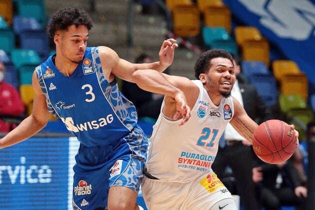 25.04.2021, xovx, Basketball BBL, Frankfurt Skyliners - Mitteldeutscher Basketball Club v.l. Maximilian Begue (Fraport Skyliners Frankfurt), Quinton Hooker (Syntainics Mitteldeutscher BC Weißenfels) emspor Frankfurt
