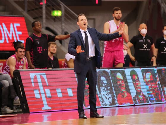 Bonn, Deutschland, 25.04.2021, Telekom Dome, Basketball, BBL, Telekom Baskets Bonn vs Niners Chemnitz: Headcoach William Voigt (Bonn) (